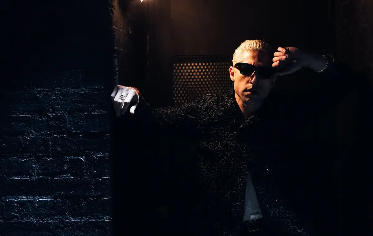 Michael Shuman: De la Queens Of The Stone Age la intimitatea GLU