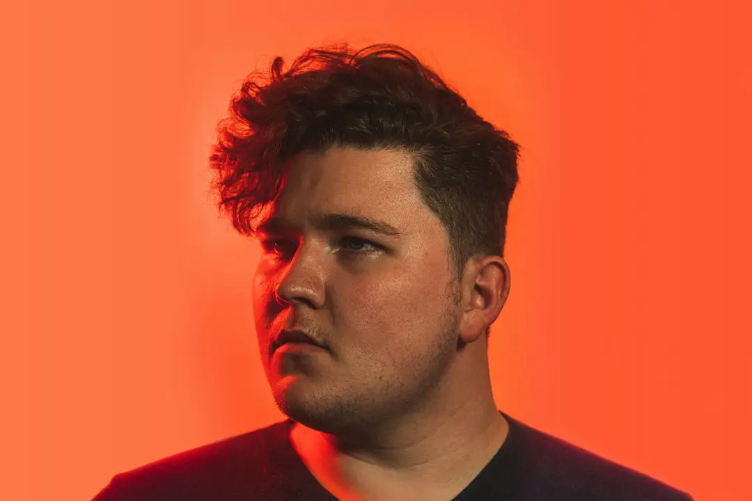 Aaron Rowe îl apără pe Ed Sheeran în scandalul Macklemore