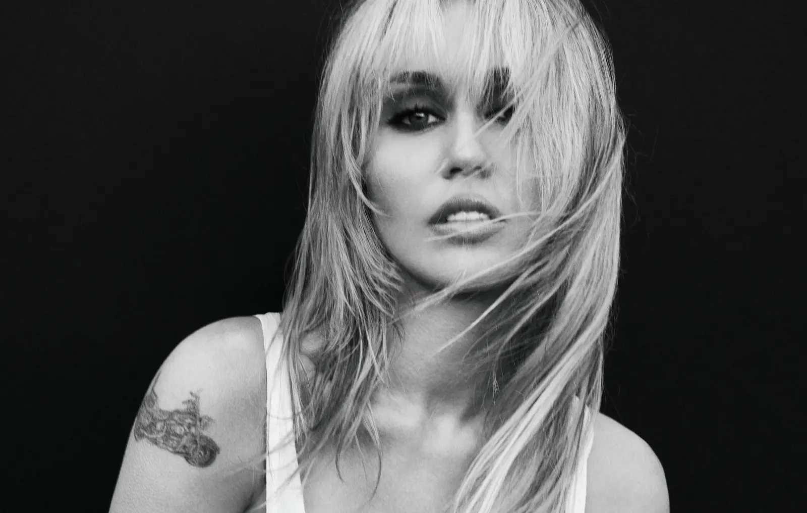Miley Cyrus se regăsește pe cel de-al zecelea album al său, „Bass Persuades