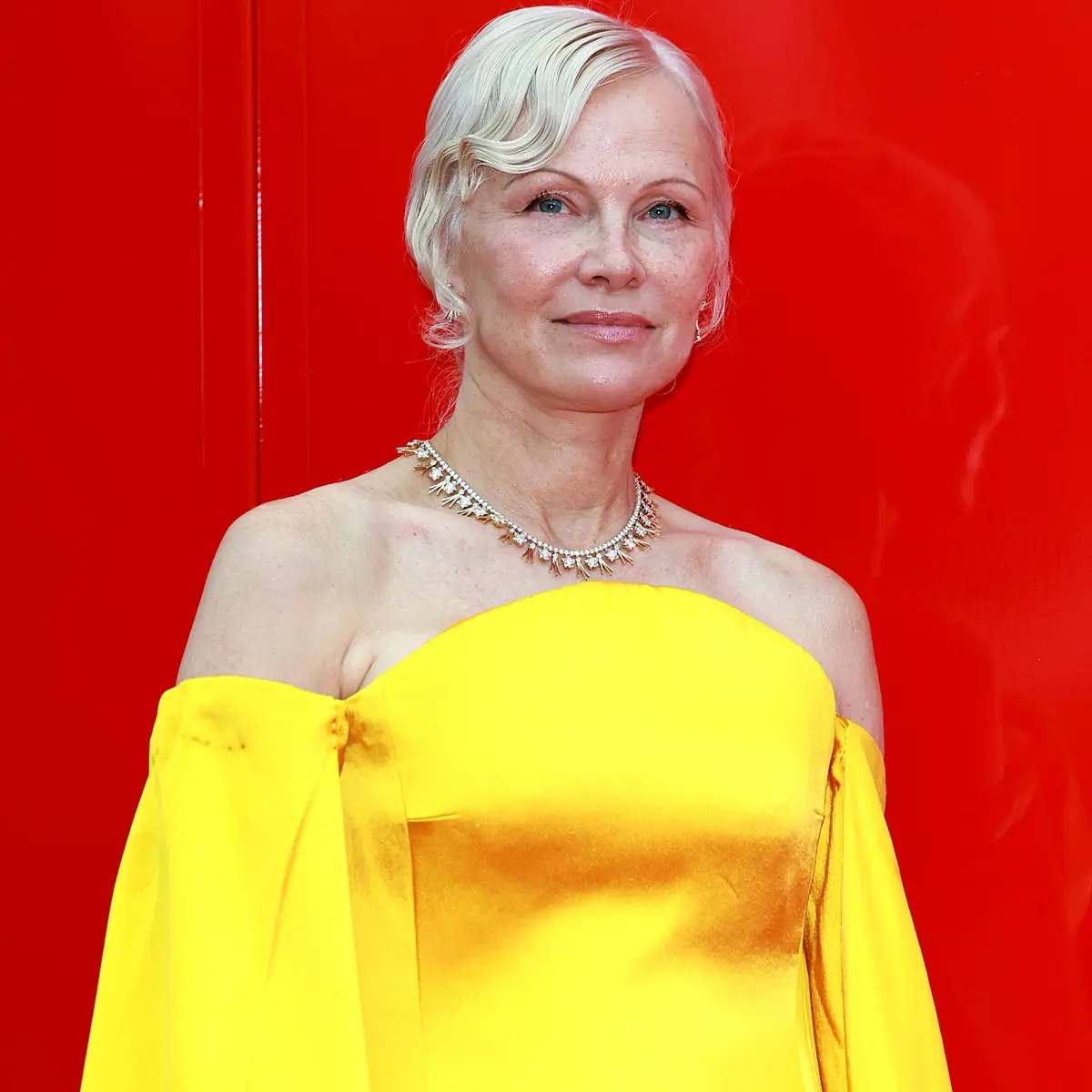 Pamela Anderson revine la machiaj complet la Milano, după ani de minimalism