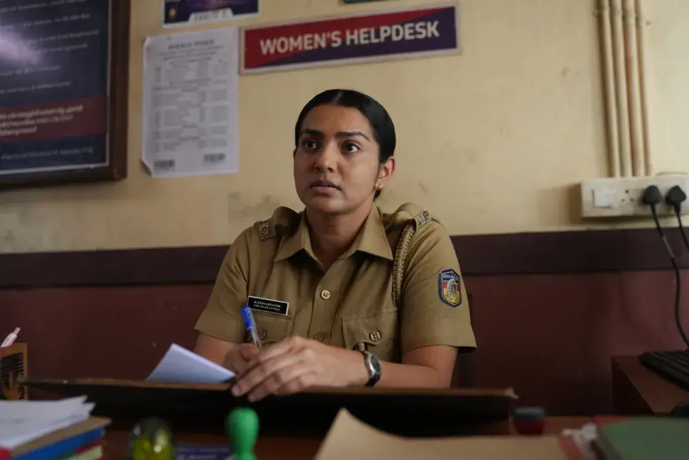 Parvathy Thiruvothu, între rolul de polițist și lupta împotriva misoginiei în noul thriller „Pradhama Drishtiya