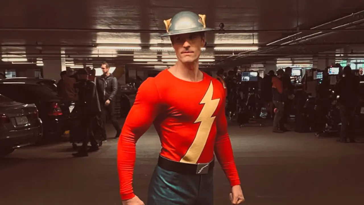 Stuart nu reușește să salveze universul: Flash și Mr. Freeze se lovește în scenă live-action