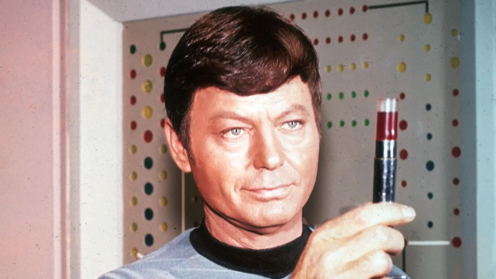 Dr. McCoy și Kirk: De ce o replică din Star Trek ne încălzește inima după 60 de ani